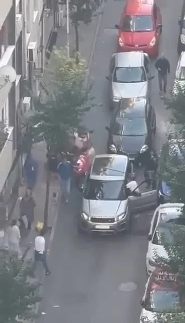 istanbul-sislide-yol-verme-kavgasi-bir-kisi-silah-cekti-1728029412828.jpg