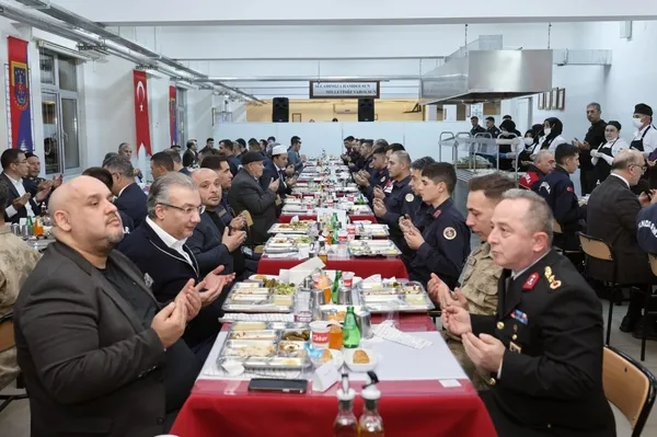 vali-yigitbasi-iftarini-askerler-ile-yapti-1742150960937.jpg