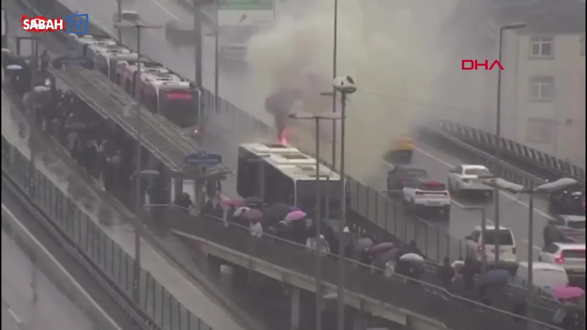SON DAKİKA: Şişli’de metrobüste yangın | Video videosunu izle SON DAKİKA: Şişli’de metrobüste yangın | Video videosunu izle