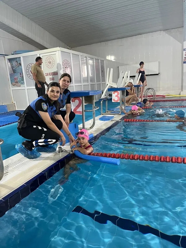ardahan-da-polislerden-ogrencilere-ucretsiz-yuzme-kursu-1724182969067.jpg