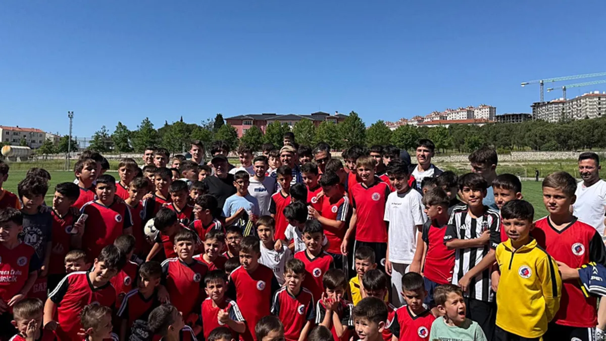 Cengiz Ünder, yetiştiği kulüpte gençlerle buluştu Cengiz Ünder, yetiştiği kulüpte gençlerle buluştu
