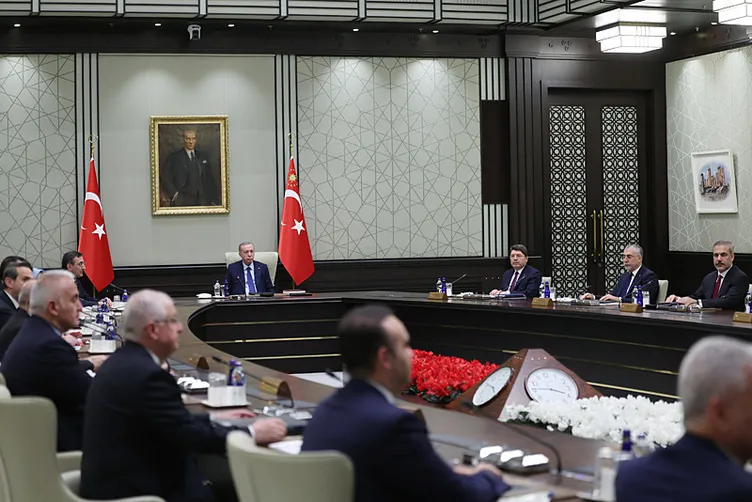 SON DAKİKA... Milyonlarca emeklinin gözü bu toplantıda: Başkan Erdoğan yılın ilk kabinesini topladı!