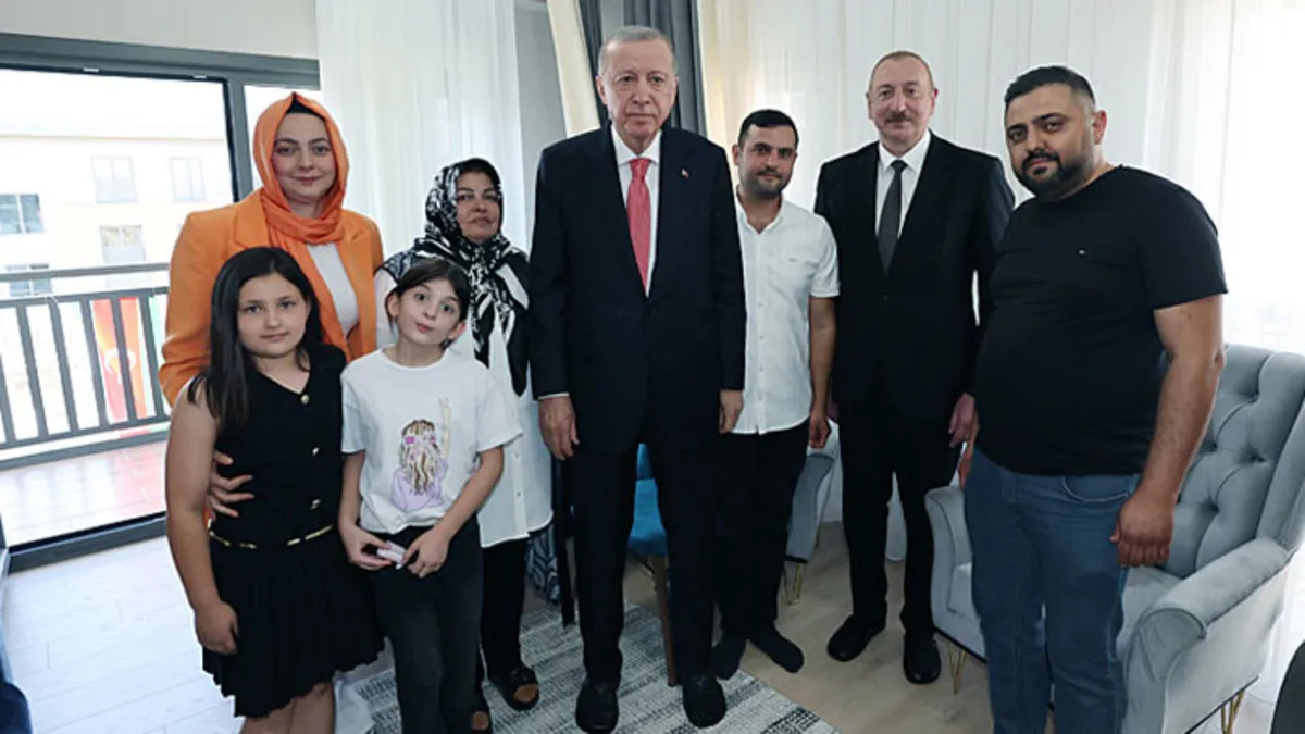 Başkan Erdoğan ve Aliyev'den depremzede aileye sürpriz ziyaret Başkan Erdoğan ve Aliyev'den depremzede aileye sürpriz ziyaret