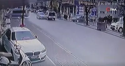 Kafa kafaya çarpışan araçlardan biri yayaların üzerine savruldu | Video