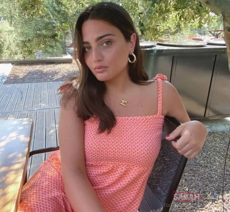 Sibel Can ile Hakan Ural’ın güzeller güzeli kızı Melisa Ural son pozu ile yaktı geçti! Siyah derin dekolteli elbisesiyle...