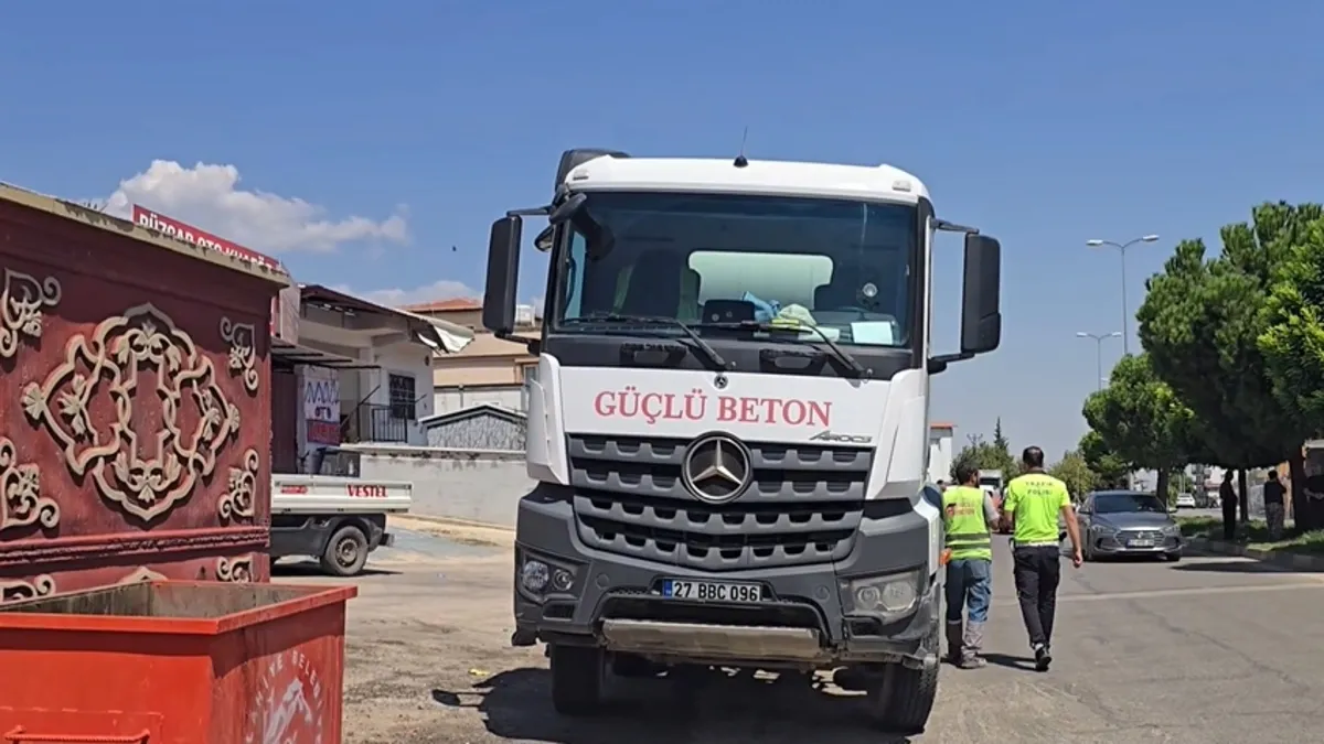 Gaziantep'te otomobil ile beton mikseri çarpıştı: 4 yaralı