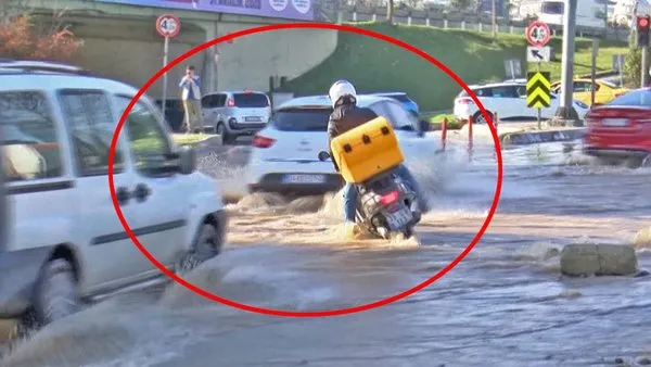 İstanbul Bağcılar'da patlayan su borusunun seline kapılan motosikletlinin düşme anı kamerada | Video
