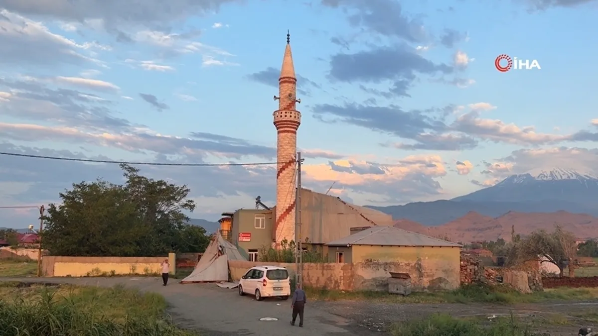 Iğdır'da fırtına nedeniyle hasar gören cami çatısı