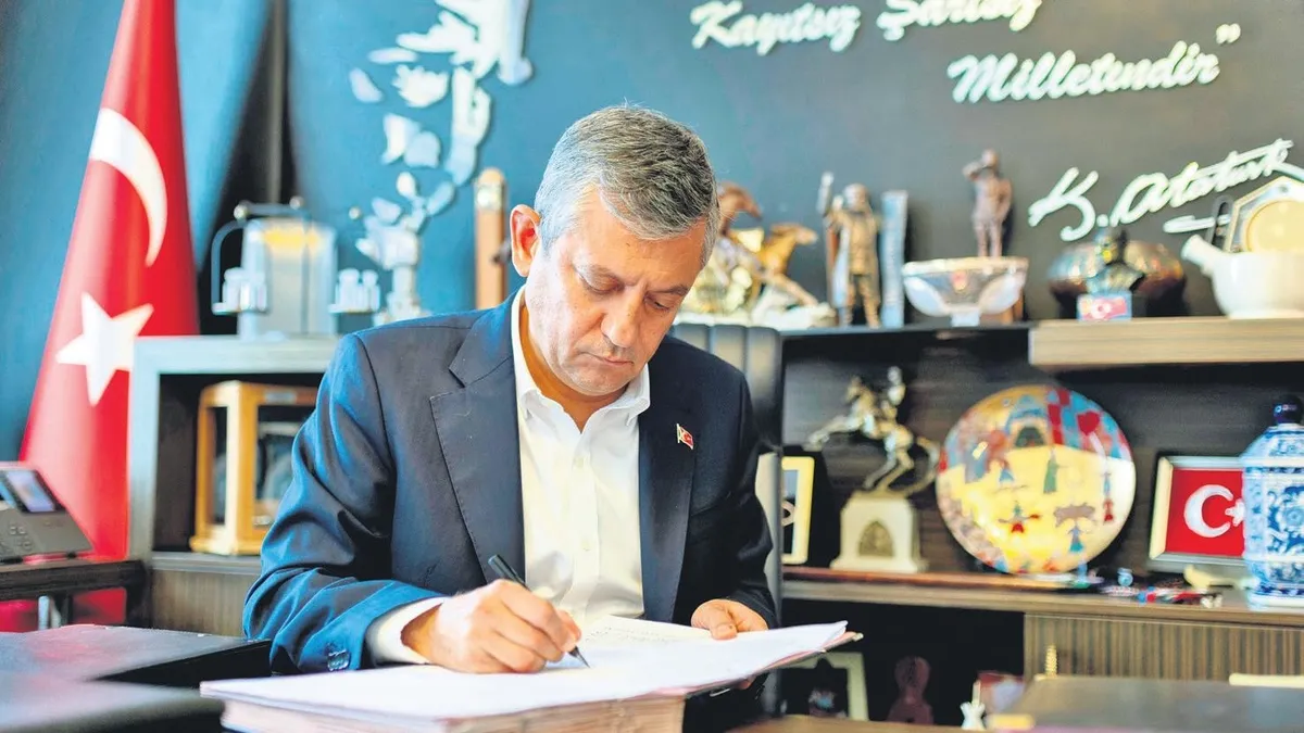 Özgür Özel CHP'den istifa edip yeni partiyi kurdu, CHP bölündü haber görseli