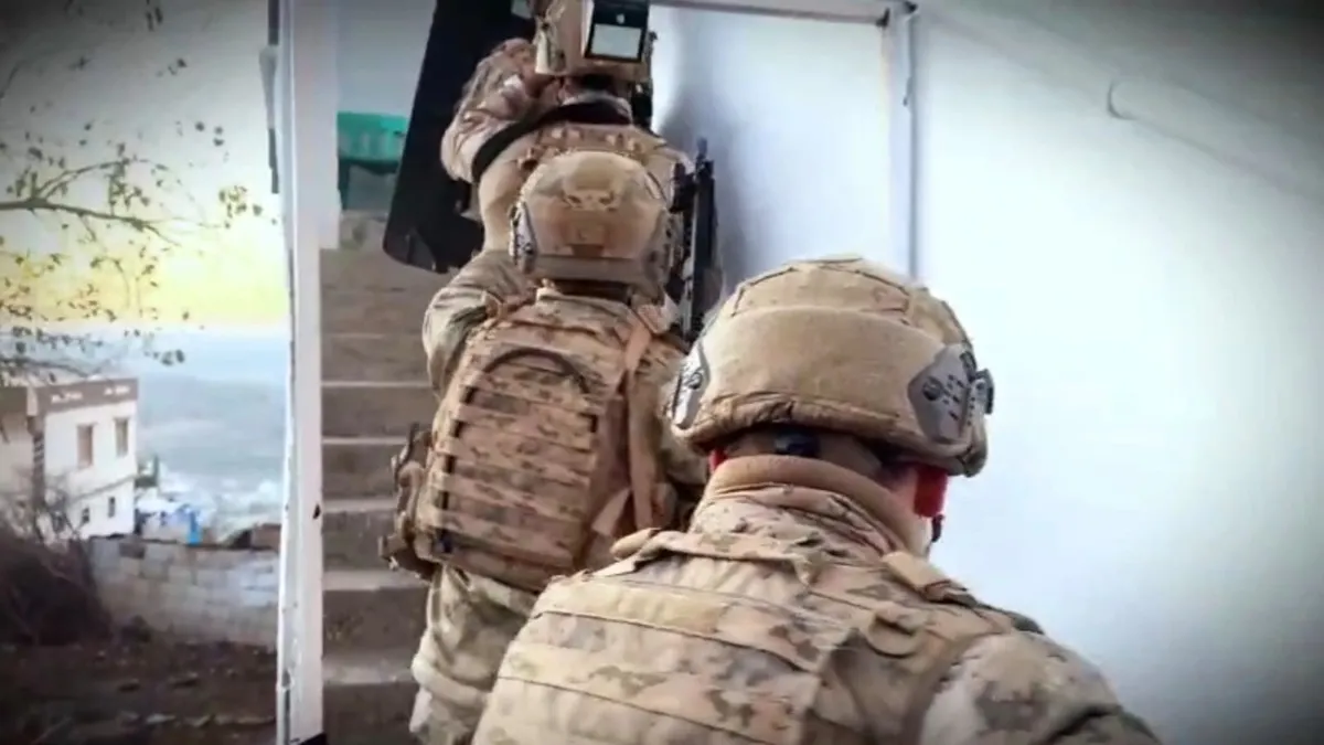 DEAŞ’a şafak operasyonu! 13 şüpheli yakalandı DEAŞ’a şafak operasyonu! 13 şüpheli yakalandı