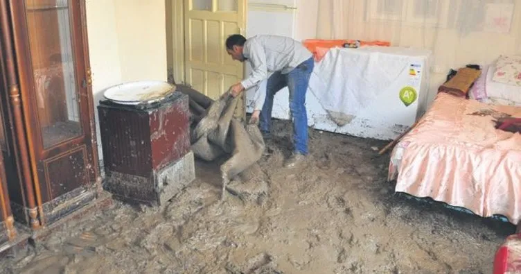 Sarıkamış’ta taşan dere 40 eve çamur götürdü