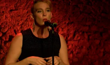 Ünlü şarkıcı sahnede düşüp öldü!