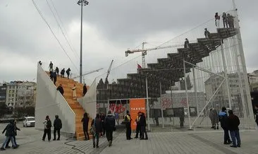 İBB’nin Taksim’e kurduğu geçici sergi platformu tepkilere neden oldu
