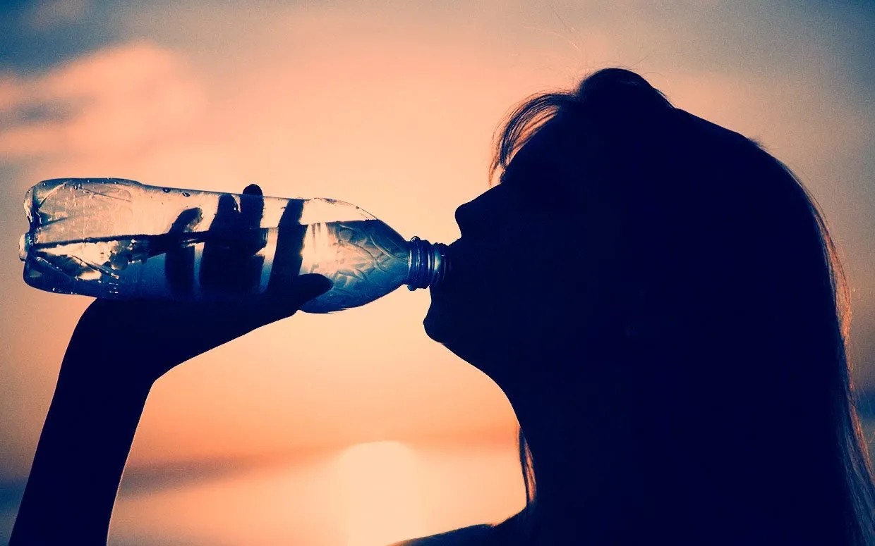 Попить ночью воды. Девушка с бутылкой воды. Девушка пьет воду. Красивая девушка пьет воду. Девушка пьет воду из бутылки.