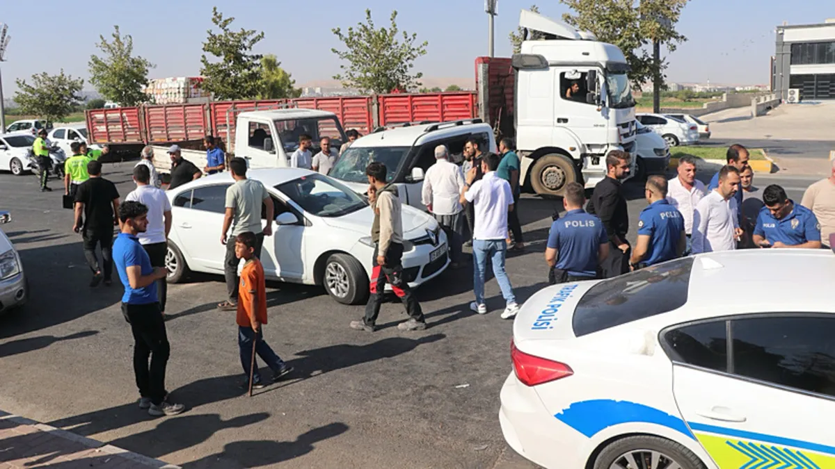 Şanlıurfa’da 5 araç zincirleme kazaya karıştı! 7 kişi yaralandı Şanlıurfa’da 5 araç zincirleme kazaya karıştı! 7 kişi yaralandı
