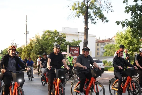 avrupa-bisiklet-baskenti-konyada-ayni-anda-binlerce-bisikletsever-pedal-cevirdi-1780646426646.jpg