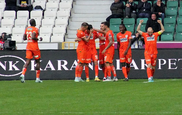 giresunspor-ile-alanyaspor-puanlari-paylasti-super-ligde-nefes-kesen-mucadele-1680449373543.jpg