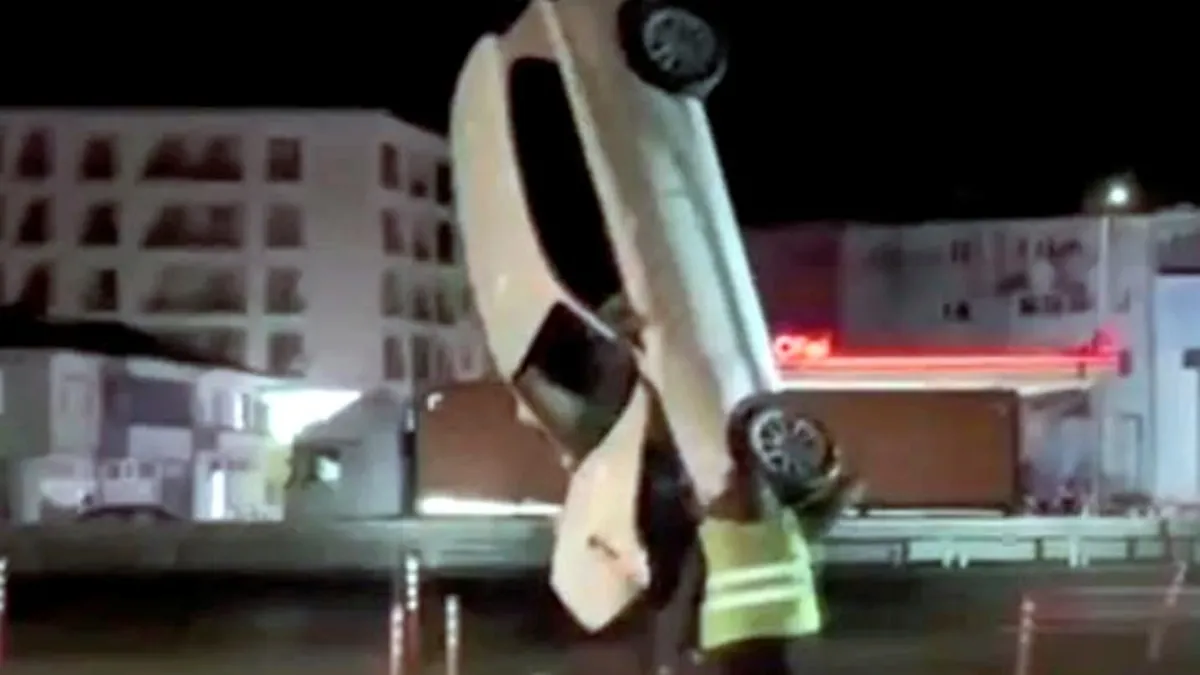 Direksiyon hakimiyetini kaybeden sürücü aracıyla dereye uçtu Direksiyon hakimiyetini kaybeden sürücü aracıyla dereye uçtu