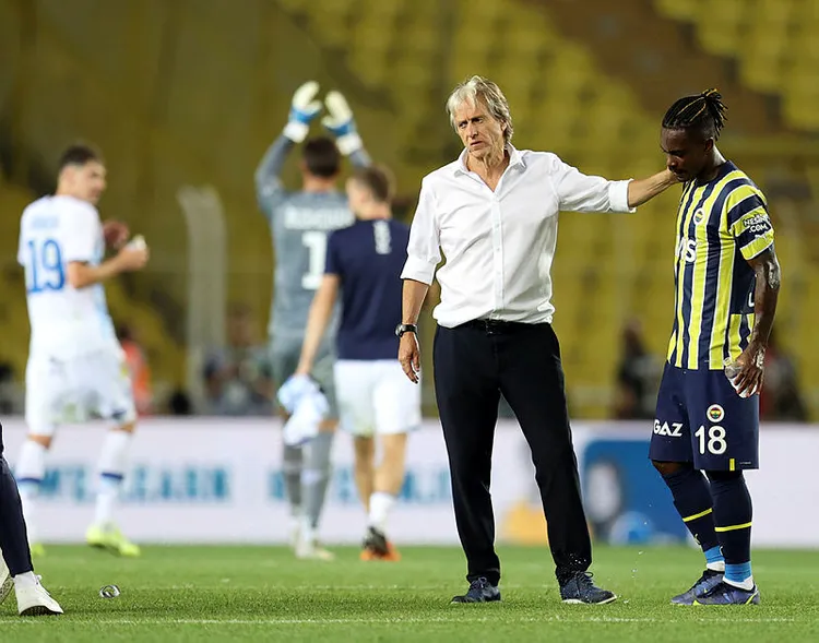 dinamo-kiev-maci-sonrasi-jorge-jesustan-carpici-sozler-emre-mor-neden-cikarildi-1658954638760.jpg