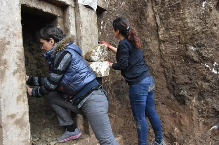 Antalya’da 2 bin 400 yıllık kaya mezarı ortaya çıktı