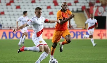 Son dakika: Antalyaspor - Galatasaray maçında o pozisyon maça damga vurdu! Hakeme böyle bağırdı...