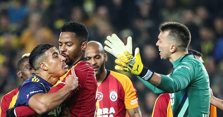 Galatasaray-Fenerbahçe derbilerinde kartlar havada uçuşuyor!