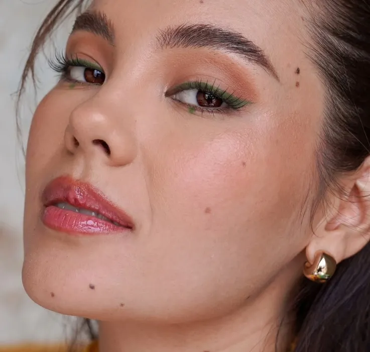 Nişanlısından ayrıldı, soluğu Türkiye'de aldı! Kainat Güzeli bakın aşk acısına çareyi nasıl buldu...