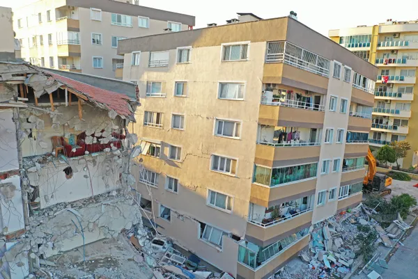 SON DAKİKA | İzmir depreminde yıkılmıştı... Depremde yerle bir olan Barış Sitesi hakkında çarpıcı gerçekler!