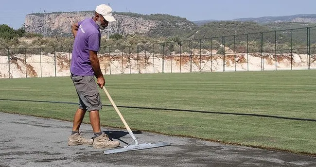 Hatayspor için hazırlanan tesise çimler serilmeye başlandı Hatayspor için hazırlanan tesise çimler serilmeye başlandı