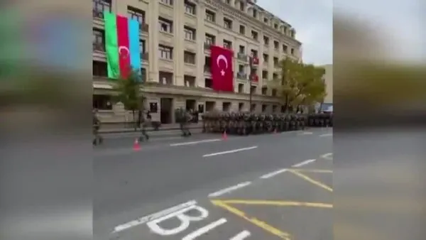 Türk askerlerinin Azerbaycan'daki komando yürüyüş kararı sayarak geçişi sosyal medyada olay oldu | Video