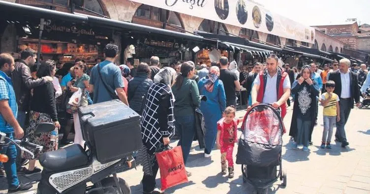 Mısır Çarşısı’nda Ramazan alışverişi