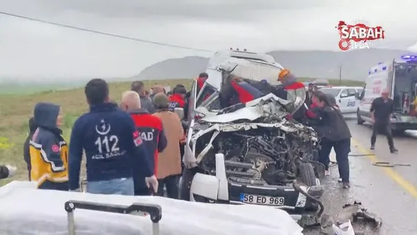 Sivas’ta servis aracı ile tır çarpıştı: Ölü ve yaralılar var | Video