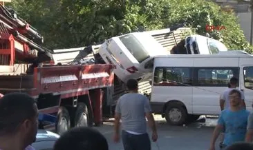 Beykoz’da araç taşıyan TIR kaza yaptı; cadde savaş alanına döndü