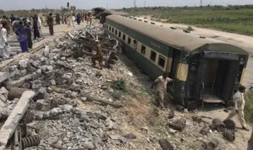 Pakistan’da tren raydan çıkarak devrildi
