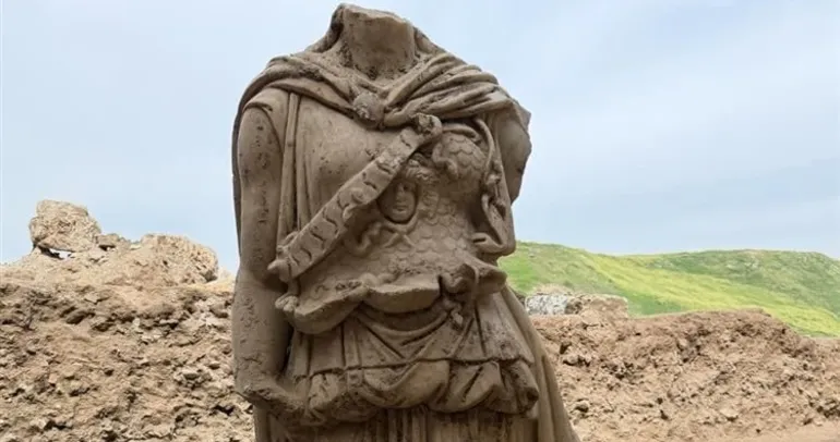 2 metrelik Athena heykeli bulundu