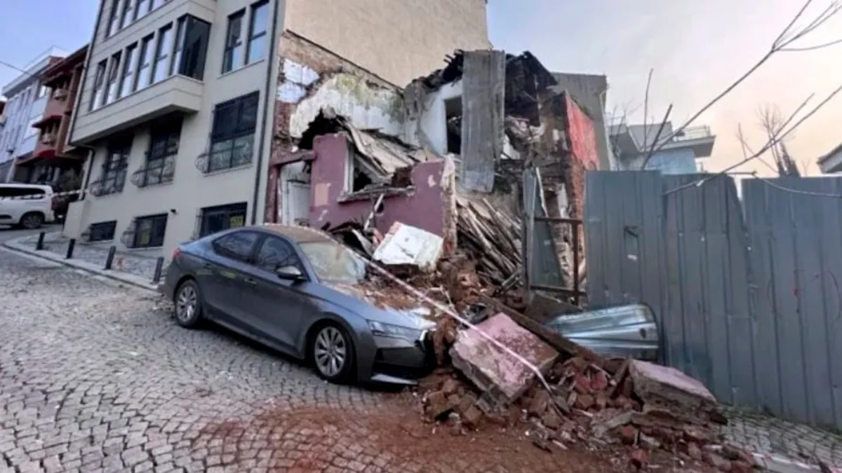 Beşiktaş’ta metruk bina park halindeki aracın üzerine çöktü Beşiktaş’ta metruk bina park halindeki aracın üzerine çöktü