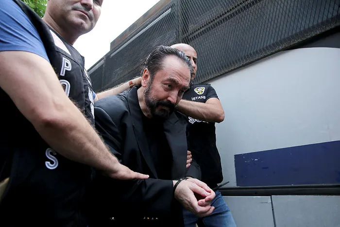 adnan-oktara-gonderilen-erotik-fotograflar-cezaevini-harekete-gecirdi-1658399274765.jpg
