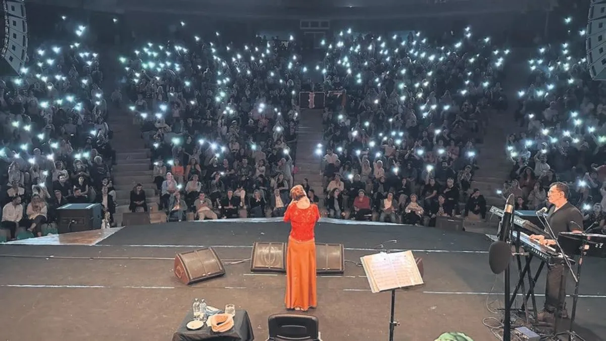 Ayakta alkışlandı – Son Dakika Magazin Haberleri Ayakta alkışlandı – Son Dakika Magazin Haberleri