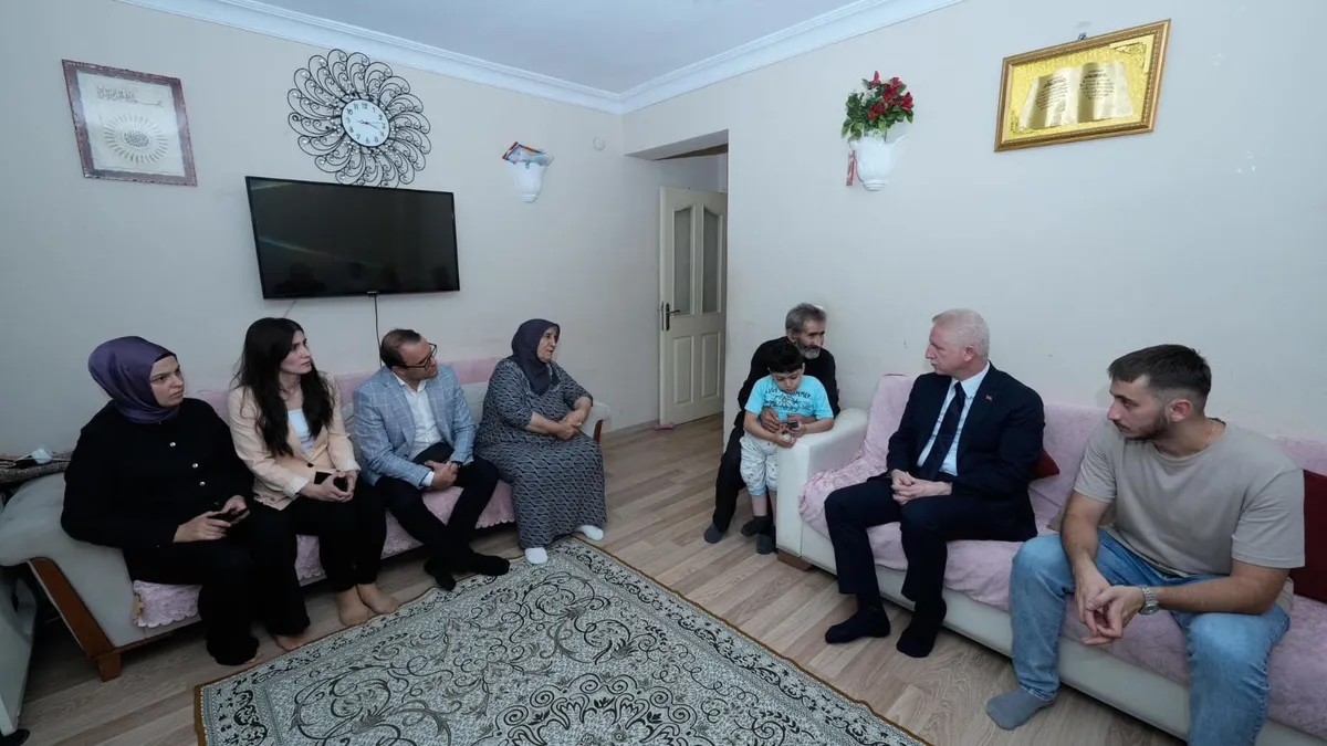 İstanbul Valisi Gül, minik Yiğit Can’ı ziyaret etti İstanbul Valisi Gül, minik Yiğit Can’ı ziyaret etti