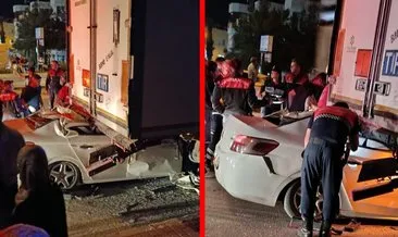 Otomobil, park halindeki TIR'a çarptı: 2 ölü #antalya