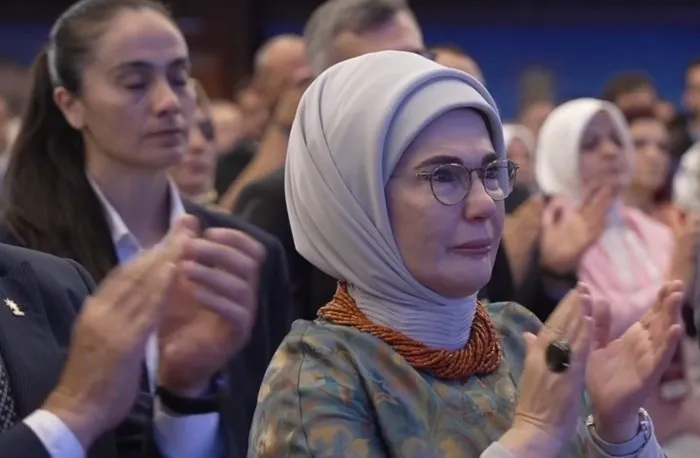 emine-erdogan-baskan-erdoganin-konusmasi-sirasinda-duygulandi-1752320061158.jpg