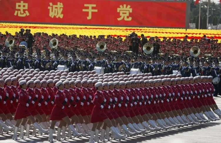 Çin’den 60. yılında gövde gösterisi