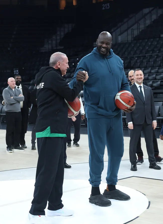 Başkan Erdoğan NBA yıldızı Shaquille O’Neal ile basketbol oynadı
