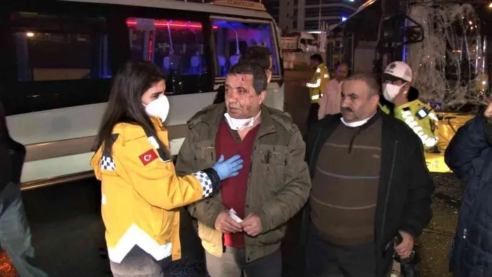 Maltepe’de İETT otobüsü yolcu bekleyen minibüse çarptı: 5 yaralı