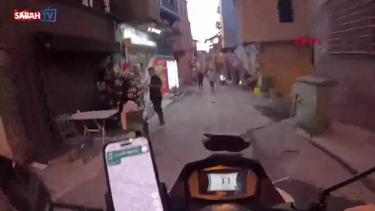 Beyoğlu’nda İspanyol Youtuber’i takip edip darbettiler! Olay anı kamerada | Video videosunu izle Beyoğlu’nda İspanyol Youtuber’i takip edip darbettiler! Olay anı kamerada | Video videosunu izle