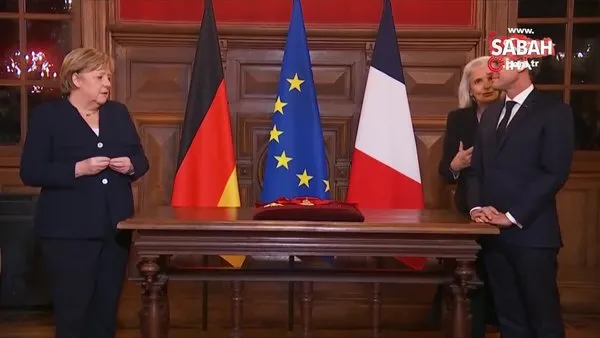 Fransa Cumhurbaşkanı Macron’dan Merkel’e onur nişanı | Video