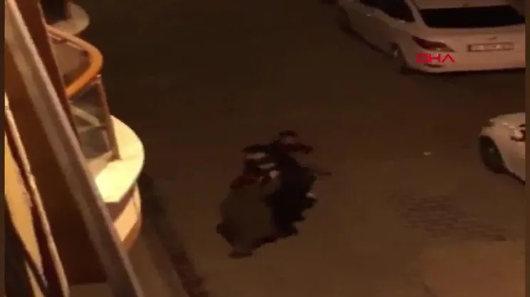 İstanbul Sultangazi'deki dehşet anları kamerada: Tartıştığı babasını bıçakladı