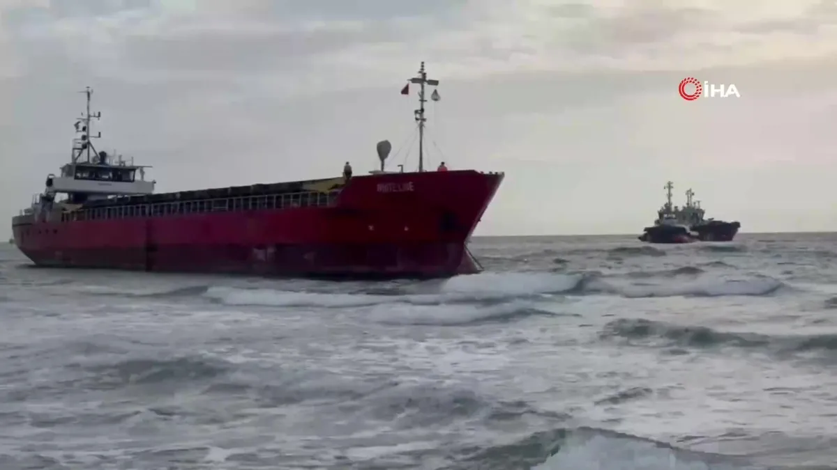 Tekirdağ’da karaya oturan gemi kurtarıldı videosunu izle Tekirdağ’da karaya oturan gemi kurtarıldı videosunu izle