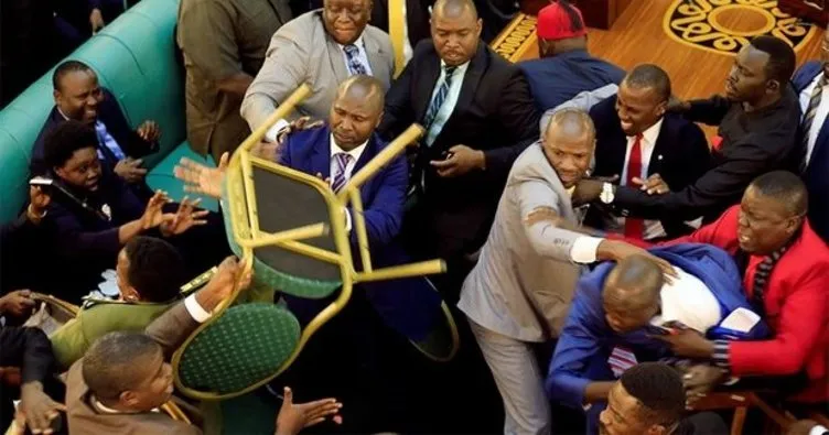 Uganda Meclisi’ndeki kavgada vekiller birbirine girdi