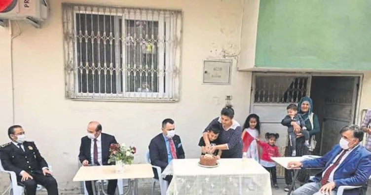 Çocuklar pasta ve oyuncaklarla sevindi